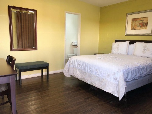 Royal Inn and Suites image 17