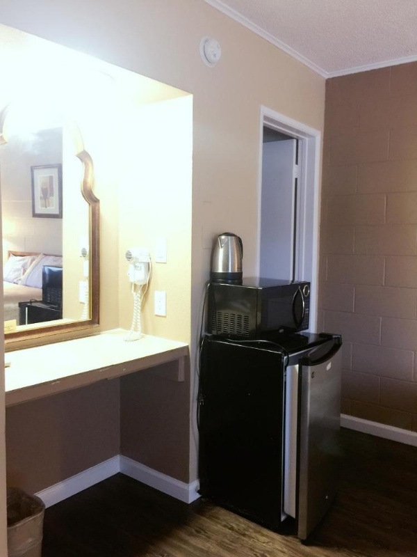 Royal Inn and Suites image 25