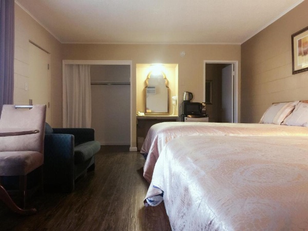 Royal Inn and Suites image 26