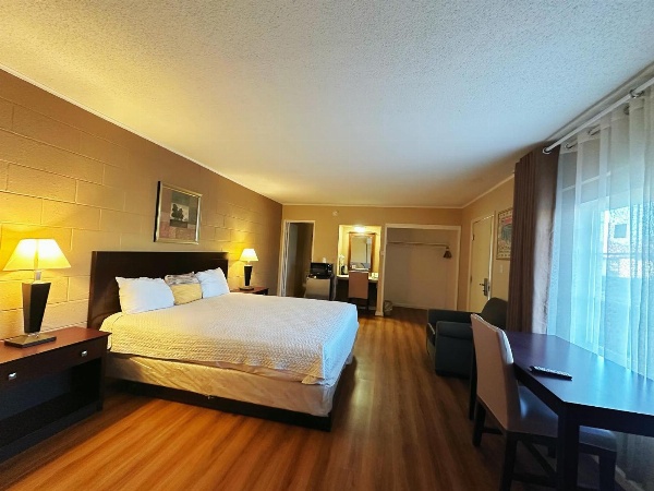 Royal Inn and Suites image 4