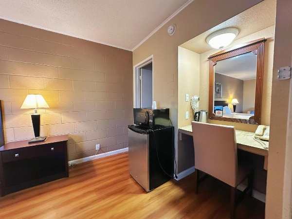 Royal Inn and Suites image 5
