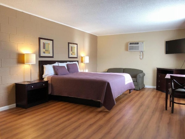 Royal Inn and Suites image 8